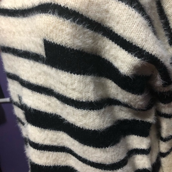 Violet & Ruby Super Soft & Comfy Sweater!! - Picture 3 of 14